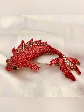 🧷Vintage Goldfish/Koi/Fish Brooch on Gold-Tone Metal - Rhinestone and CZ
